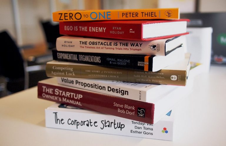 a file of marketing books about website content to create great SEO content that brings in more website visitor