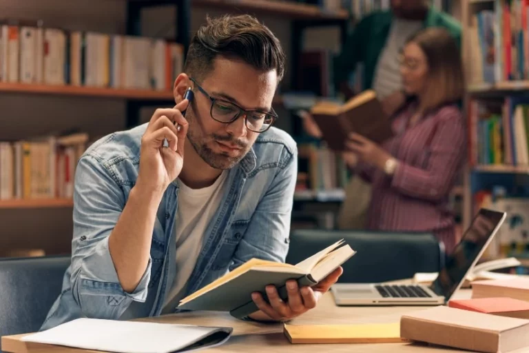 male student studying about SEO